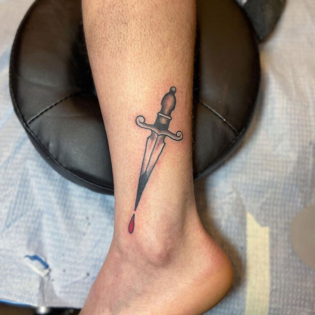 Fonte de tatuagem de pequena adaga no tornozelo @ 94smstattoo via Instagram