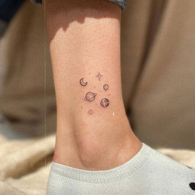 Fonte de tatuagem de tornozelo de galáxia pequena @tattooingbyamor via Instagram