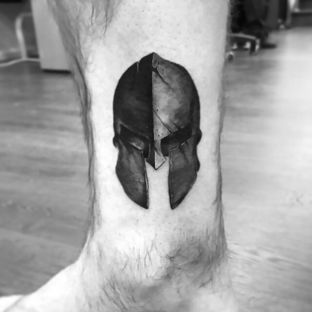 Tatuagem de tornozelo de capacete de pequeno cavaleiro Fonte @dahan_adva via Instagram