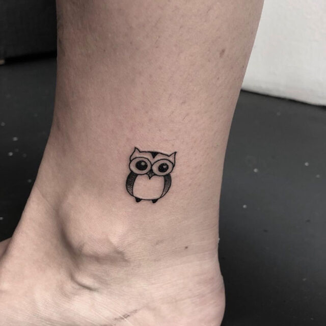 Fonte de tatuagem no tornozelo com contorno de coruja pequena @inkredibletattoos via Instagram