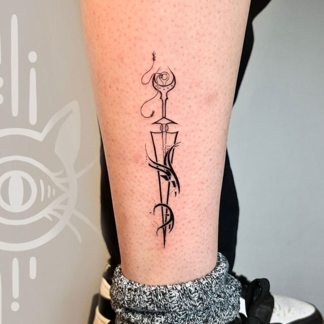 Fonte de tatuagem de espada pequena no tornozelo @ jumo.txttxx via Instagram