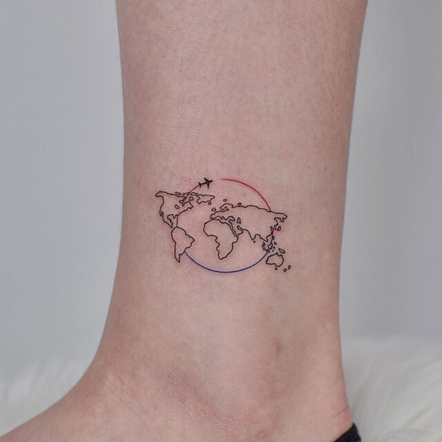 Fonte de tatuagem no tornozelo com mapa-múndi pequeno @tattooer_jina via Instagram