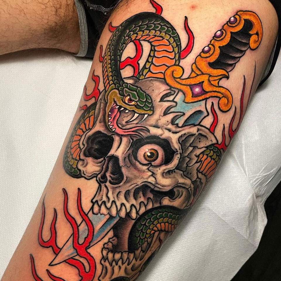 Cobra enrolada em uma adaga Fonte de tatuagem de animal de estimação @antonelloleuti via Instagram