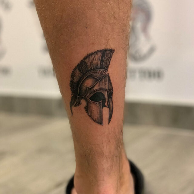 Fonte de tatuagem no tornozelo com capacete espartano @ mr.painless.official via Instagram
