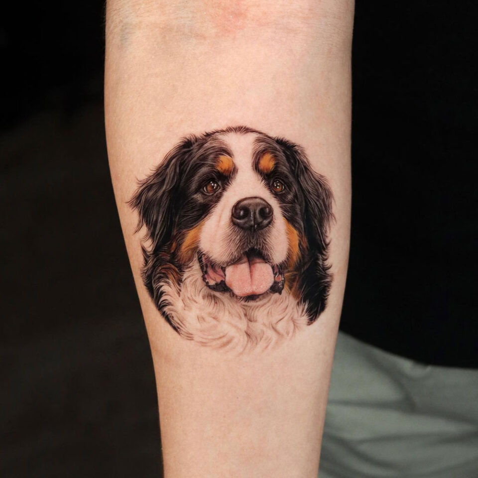Fonte de tatuagem de animais de estimação São Bernardo @tattooist_yeono via Instagram