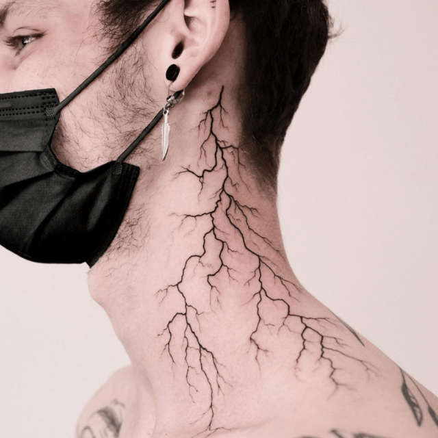 Fonte de tatuagem impressionante em forma de relâmpago no pescoço @lucy.moana via Instagram