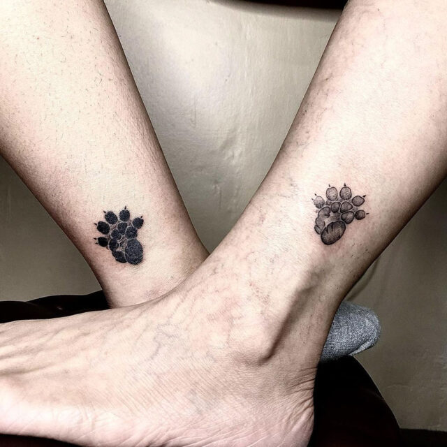 Fonte de tatuagem estilizada de pata de urso no tornozelo @jakartatattooparlor via Instagram