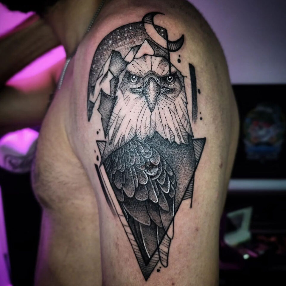 Fonte de tatuagem estilizada de águia para animais de estimação @raam_tattoo via Instagram