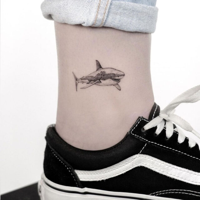 Fonte de tatuagem estilizada no tornozelo de tubarão @jk.tattoo via Instagram