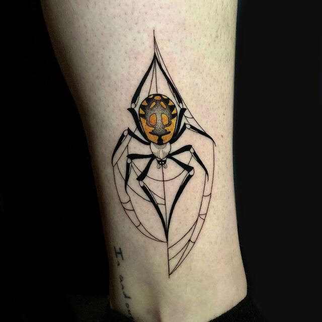 Fonte de tatuagem estilizada de aranha no tornozelo @chelsartistry via Instagram