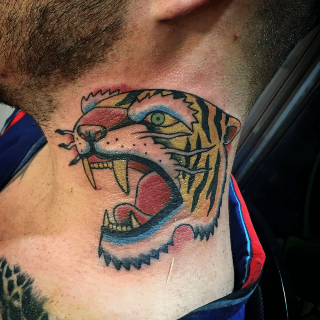Fonte de tatuagem com listras de tigre no pescoço @alevillatattoo via Instagram