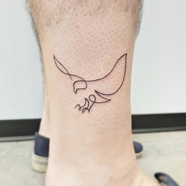 Fonte de tatuagem no tornozelo Tiny Eagle @prisma.tattoostudio via Instagram