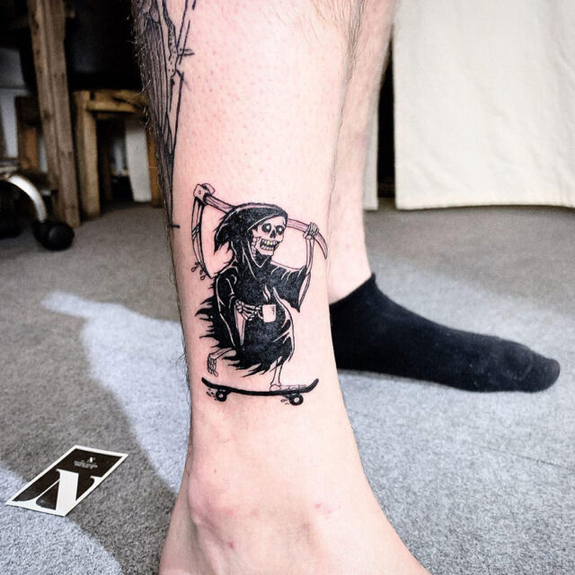 Fonte de tatuagem no tornozelo do Tiny Grim Reaper @mikeneko_vn via Instagram