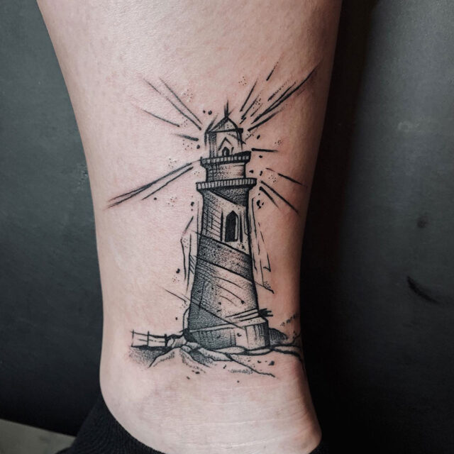 Fonte de tatuagem no tornozelo Tiny Lighthouse @cainetattoosmalta via Instagram