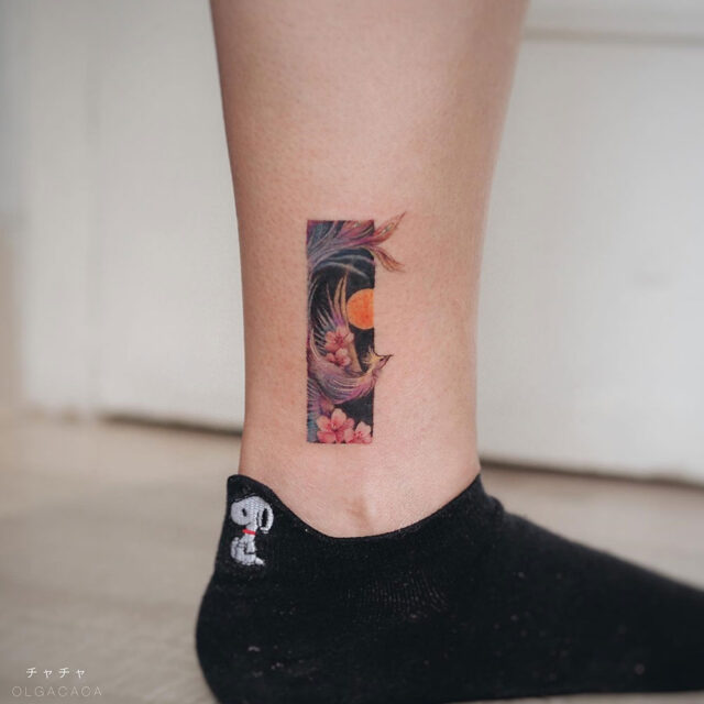 Fonte de tatuagem no tornozelo Tiny Thunderbird @olgacaca via Instagram