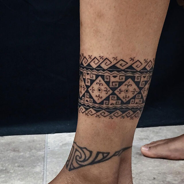 Fonte de tatuagem de banda tribal no tornozelo @jalayahay.ink via Instagram