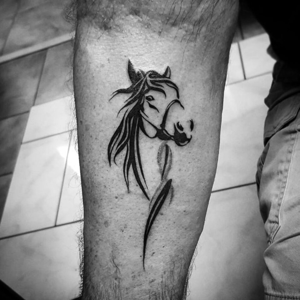 Fonte de tatuagem de cavalo tribal para animais de estimação @rupintart_com via Instagram