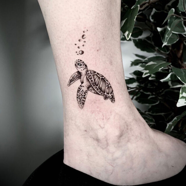 Fonte de tatuagem tribal de tartaruga no tornozelo @giatattoocompany via Instagram