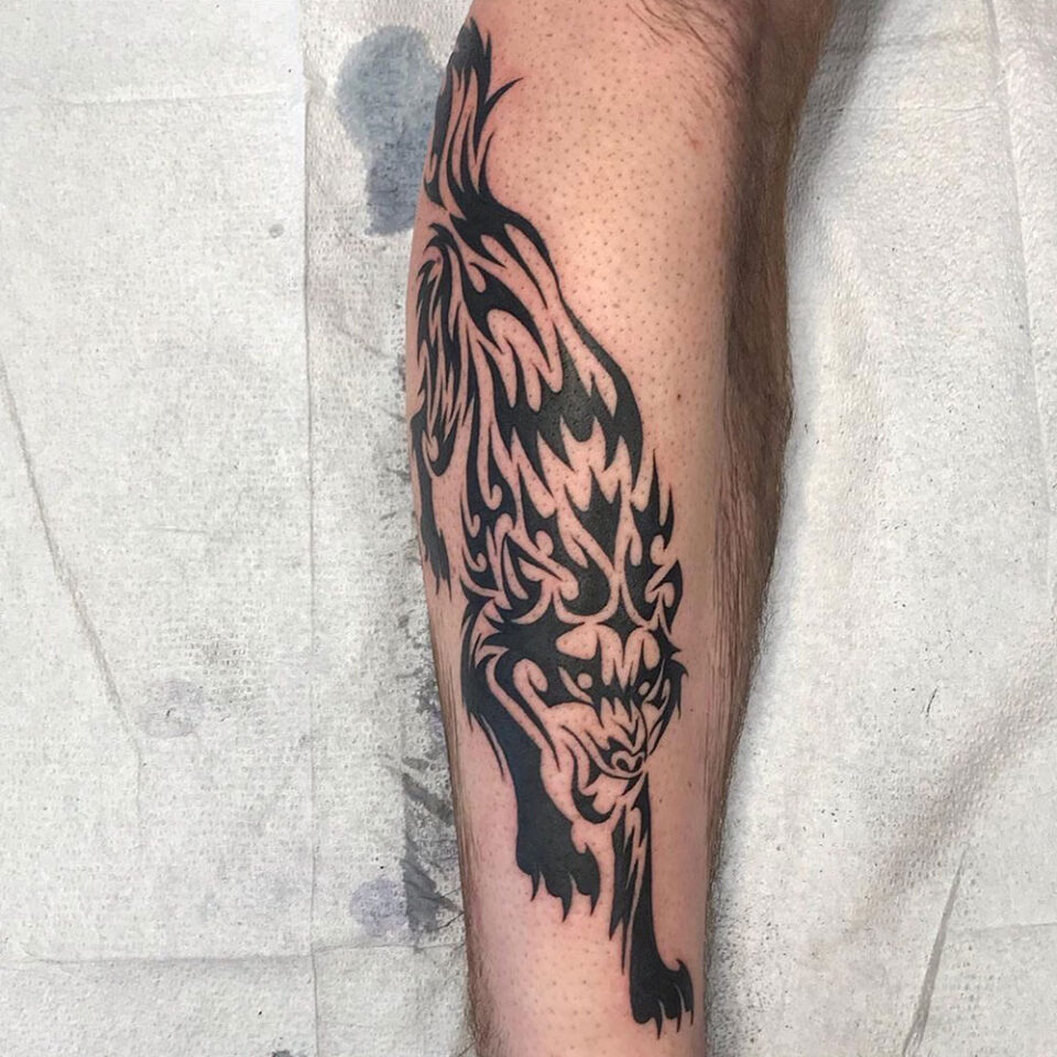 Fonte de tatuagem de animal de estimação de lobo tribal @bushidotattoo via Instagram