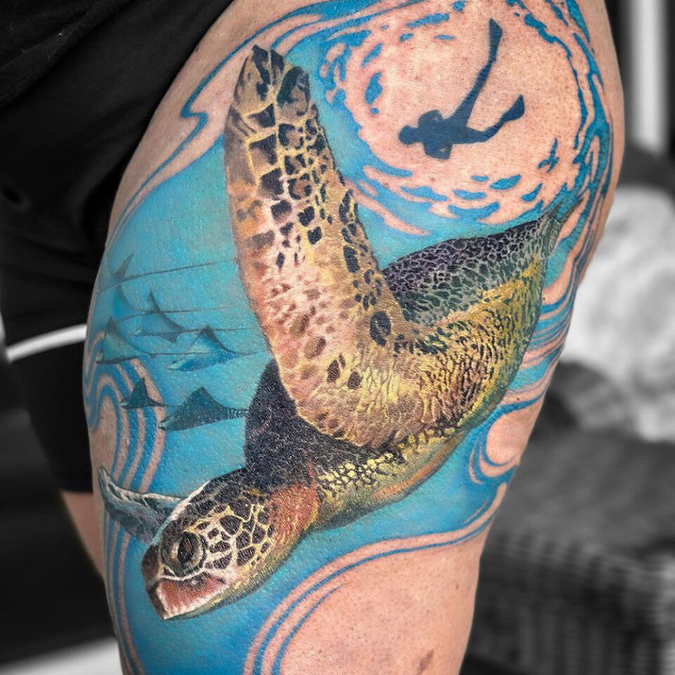 Fonte de tatuagem de animal de estimação de tartaruga em habitat natural @mattalexandertattoo via Instagram