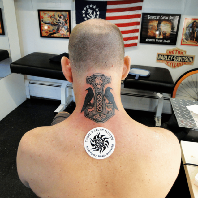 Tatuagem de martelo viking no pescoço @tribal-celtic-tattoo.com
