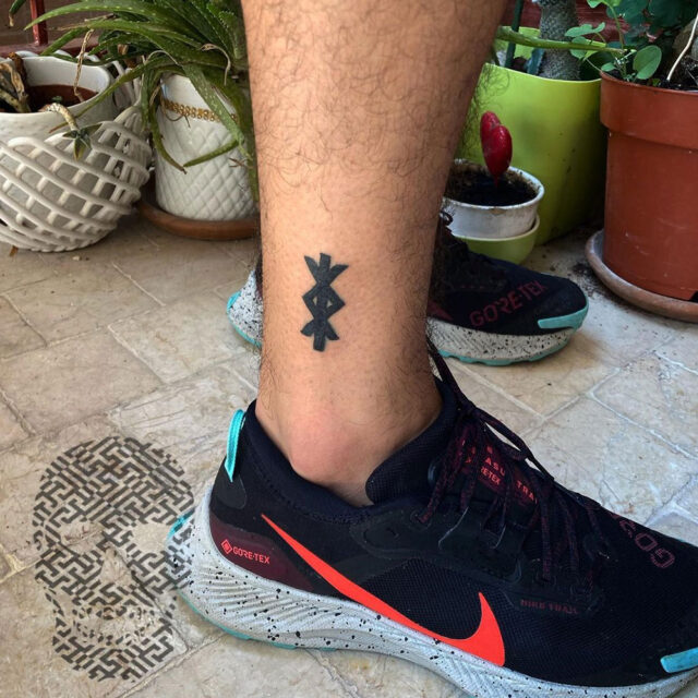 Fonte de tatuagem de runa Viking no tornozelo @daftarttattooer via Instagram
