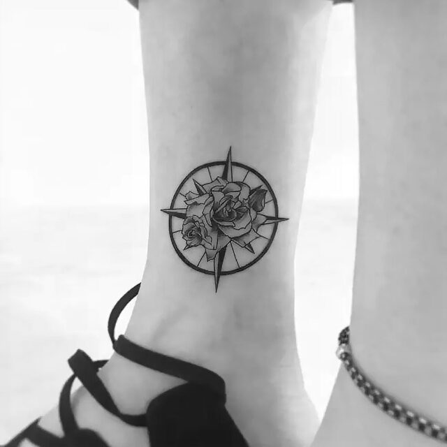 Tatuagem Rosa dos Ventos no Tornozelo