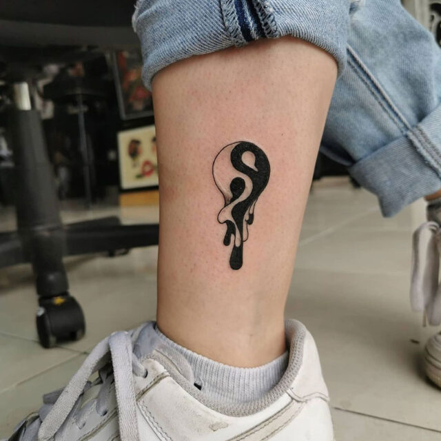 Fonte de tatuagem no tornozelo Yin Yang @soff_carrillo via Instagram