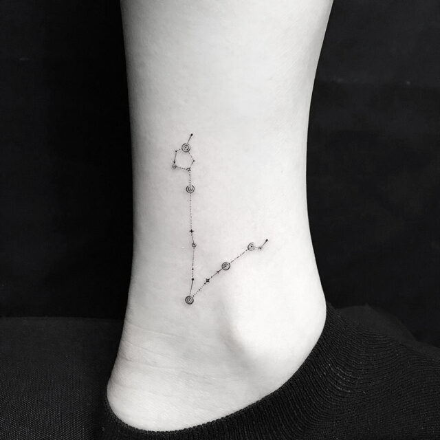 Fonte de tatuagem no tornozelo com constelação do zodíaco @jingstattoo via Instagram
