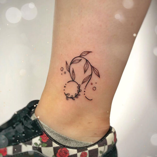 Fonte de tatuagem no tornozelo do símbolo do Zodíaco Leão @beth_rose_tattoo via Instagram