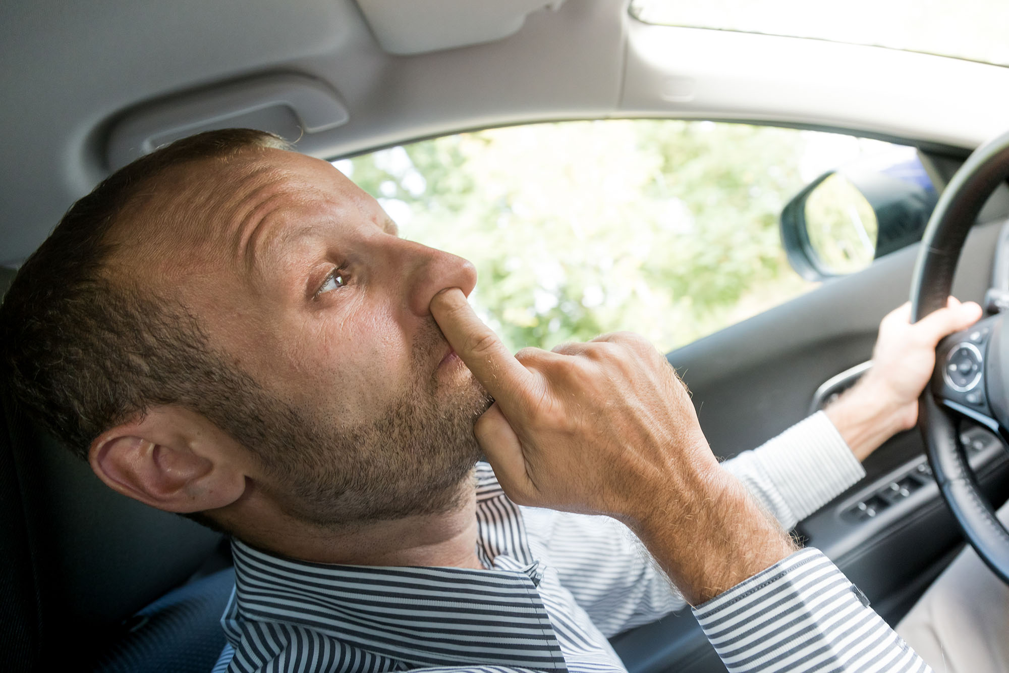 Dłubanie w nosie podczas jazdy: dlaczego nie możesz się zatrzymać i nie chcesz się zatrzymać