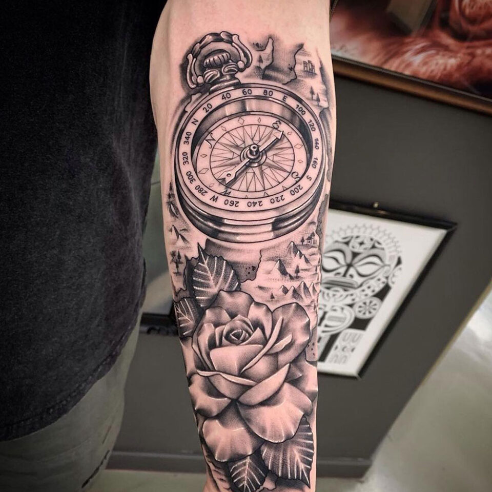 rose and compass combo tattoo Source @lenoncardosocabelo via Instagram