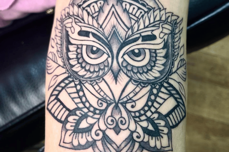 Fonte de tatuagem de mandala de coruja @deepikas_ink via Instagram