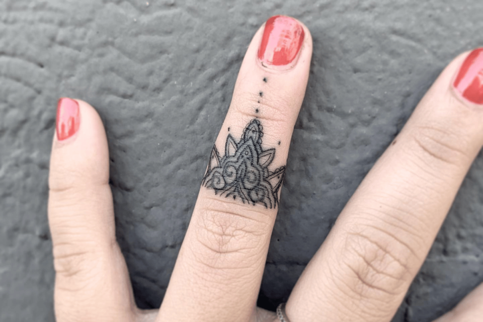 Fonte de tatuagem de mandala de dedo @shadow_tattooer via Instagram