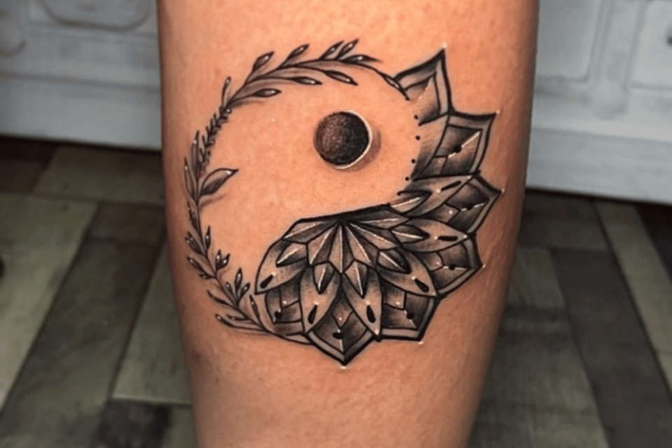 Fonte de tatuagem de mandala Yin Yang @buddhabluetattoo via Instagram