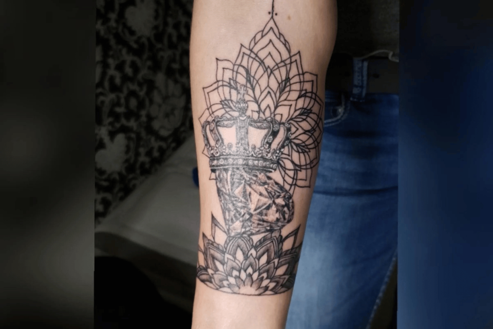 Fonte de tatuagem de mandala de coroa tattoodo.com