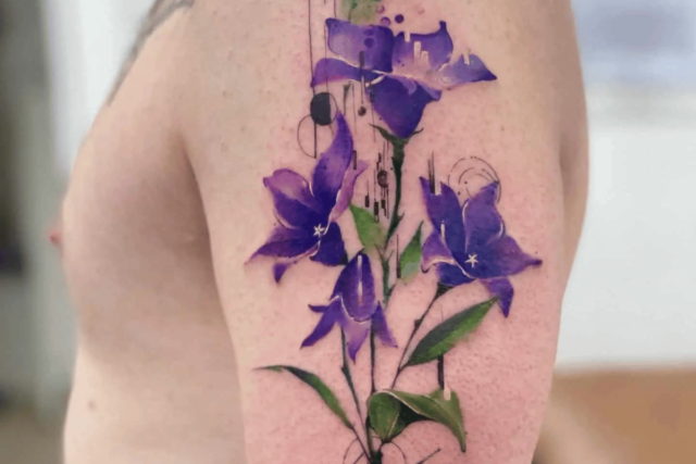Fonte de tatuagem de flor de campânula @@amtattoo_art via notáveltattoo.com