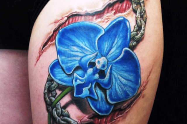 Fonte de tatuagem biomecânica de flor de orquídea @andreynowak via tattoofanblog.wordpress.com