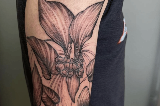 Fonte de tatuagem de flor de morcego preto @brilliancetattoo via Instagram