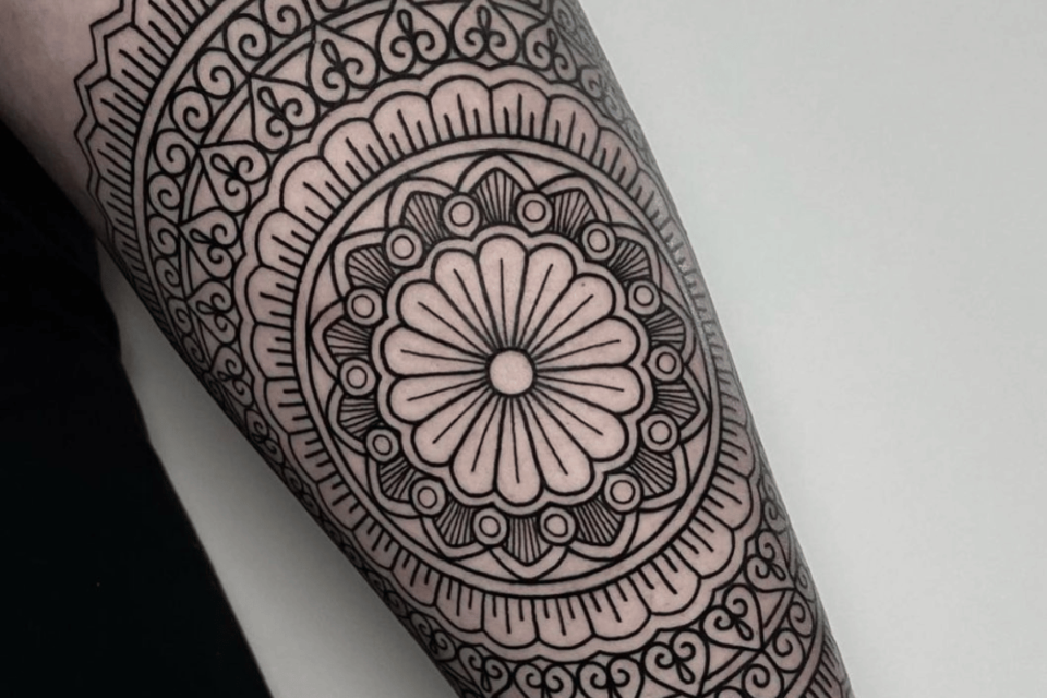 Fonte de tatuagem de mandala preta e branca @geometricatattooapp via Instagram