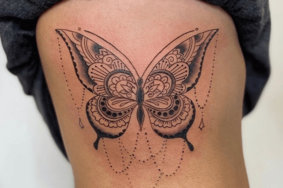 Fonte de tatuagem de mandala de borboleta @xposedtattoo via Instagram