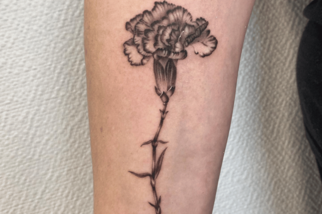 Fonte de tatuagem de flor de cravo @emmarouqtte via Instagram