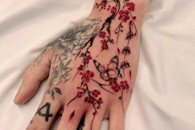 Fonte de tatuagem de flor de cerejeira @ japanese.ink via Instagram
