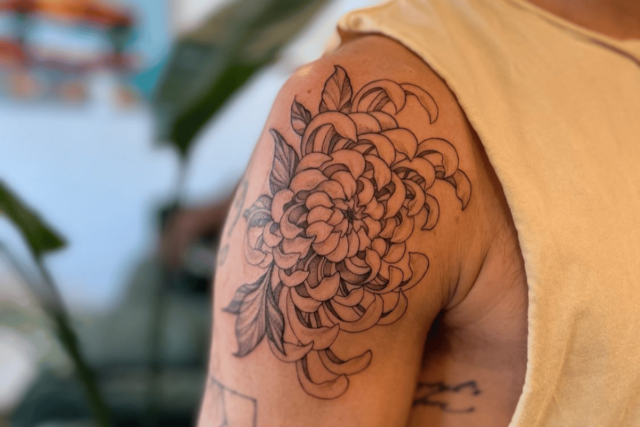 Tatuagem de flor de crisântemo Fonte @matildatattoos via Instagram