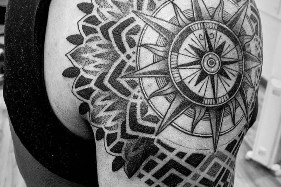 Fonte de tatuagem de mandala de bússola @immortal_tattoos via Instagram