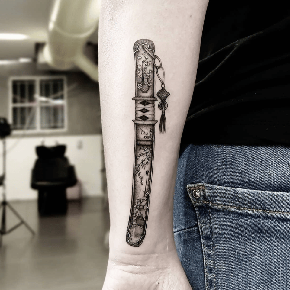 Dagger Japanese Tattoo Source @roni.tattoos via Instagram
