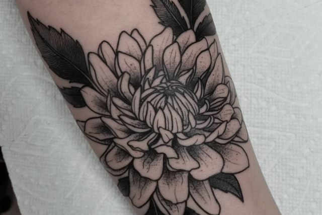 Tatuagem de flor dália @marissatattoos via Instagram