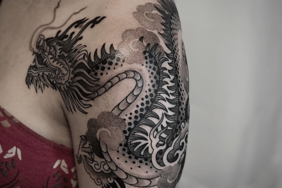 Fonte de tatuagem de mandala de dragão @guiding_light_tattoo via Instagram