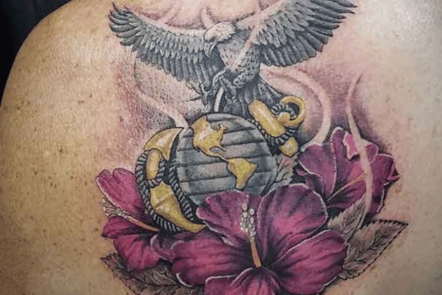 Fonte de tatuagem de flor de águia e hibisco @blackdiamondtattoo_@ Via tattoostylist.com