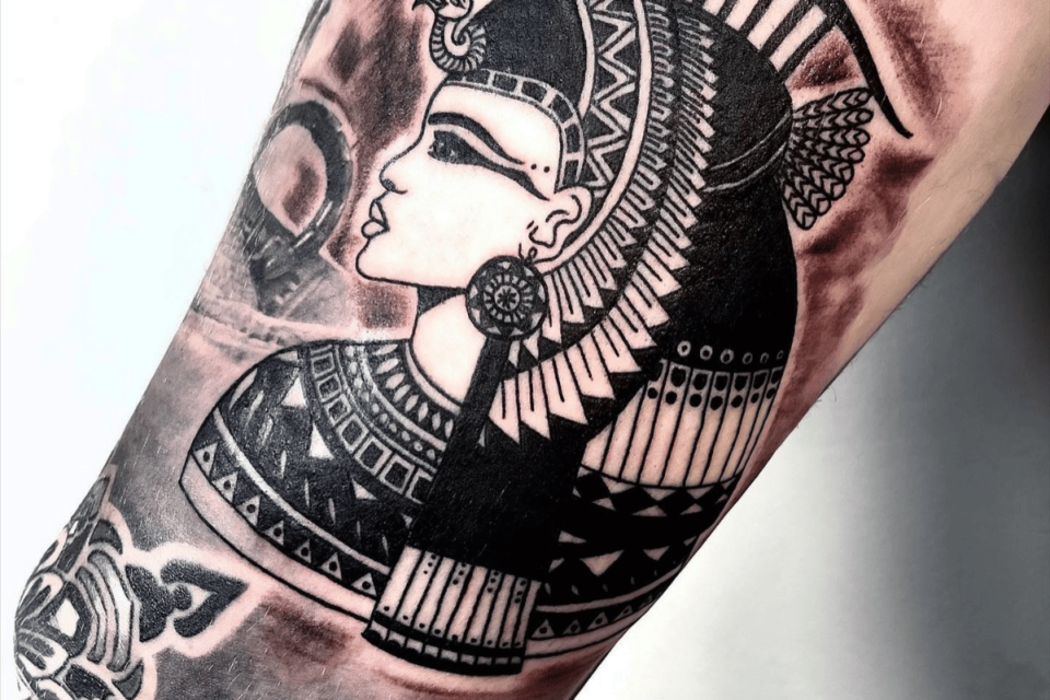 Fonte de tatuagem de mandala egípcia @kirstin.young.tattoo via Instagram
